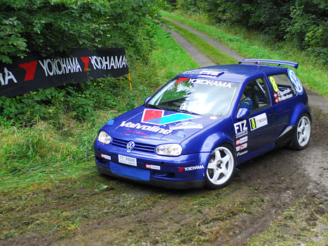 Tim Svanholt og Per Henriksen vandt for tredje gang i træk en runde af rallysprint-turneringen Yokohama Cup og er klar til semifinalen i DM-opgøret i rally i Bramminge den 8. oktober.